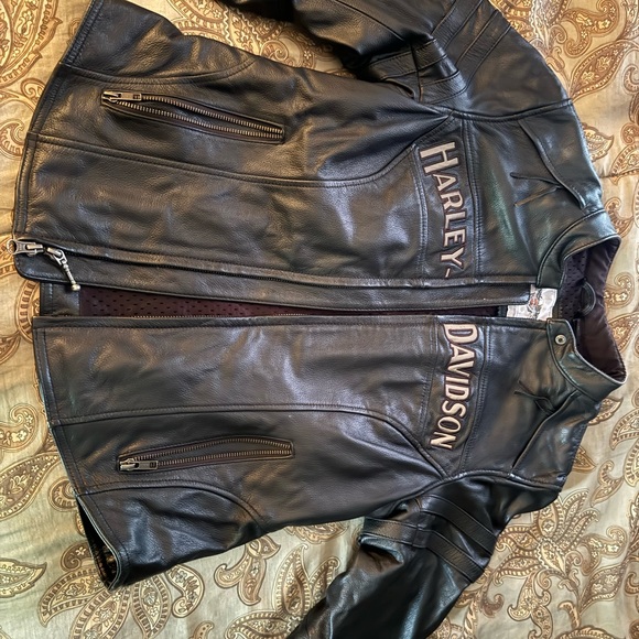 Harley Davidson leather jacket , in new condition. smoke free and pet free home. - Picture 1 of 5